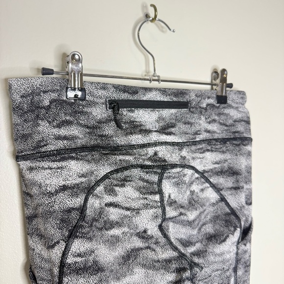 Lululemon Gray Camo Full-Length Leggings Size 6 Black Panel Athletic Yoga - Picture 4 of 7